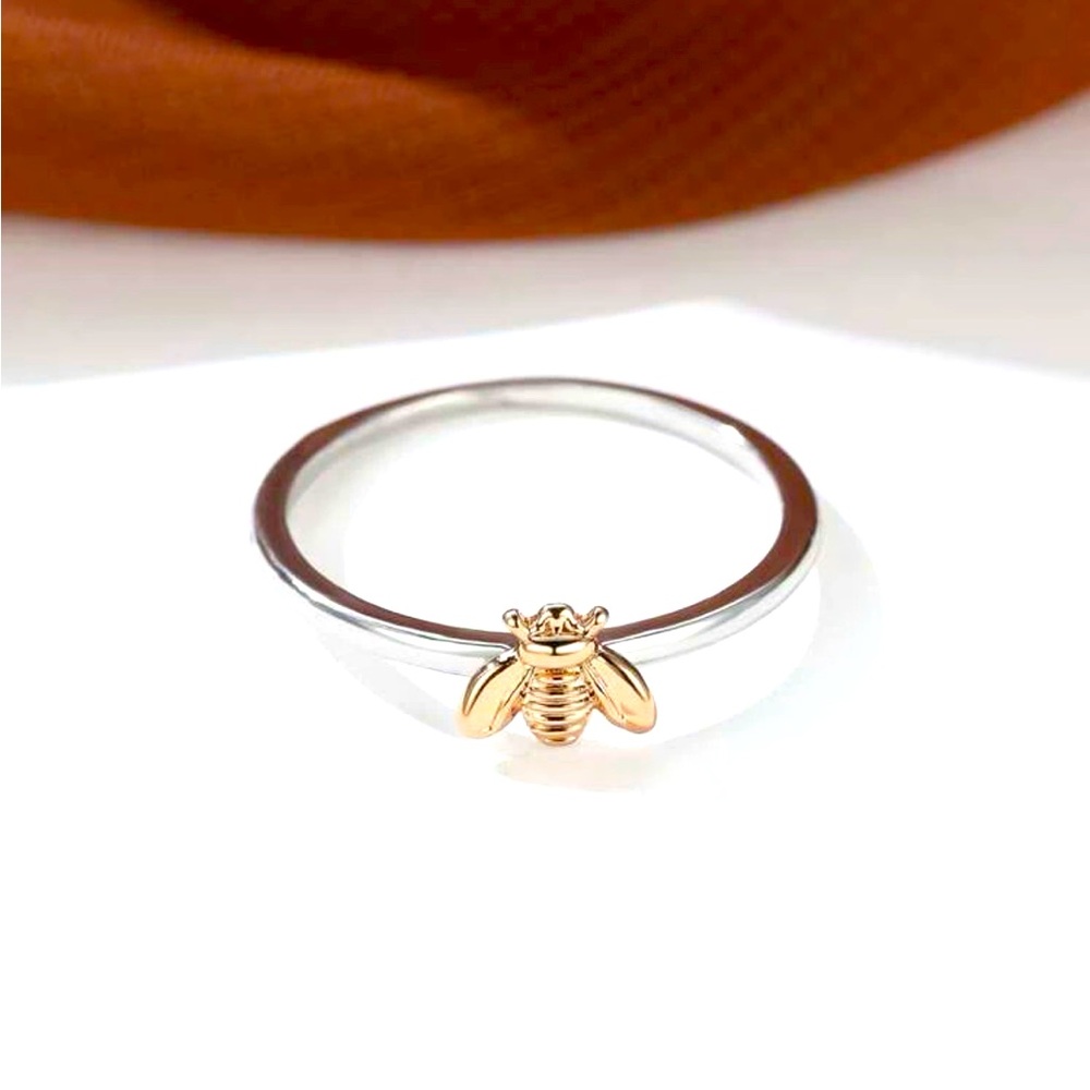 Stunning Bee Ring